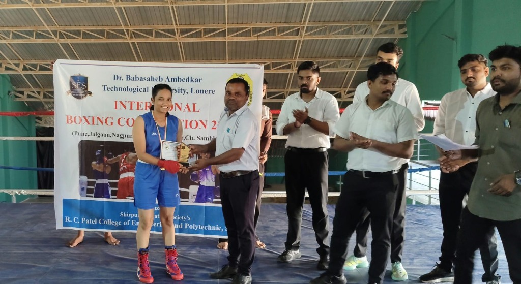 Sakshi Jakakure receiving the Best Boxer Trophy and Gold Medal at the Inter-Zonal Boxing Championship 2026–27